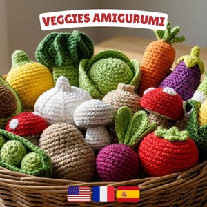 Może przedstawiać: Kolekcja szydełkowych zabawek amigurumi w kształcie warzyw w wiklinowym koszu, w tym awokado, brokuł, marchewka, bakłażan, kukurydza, pomidor, grzyby i groszek. Tekst VEGGIES AMIGURUMI znajduje się w górnej części obrazu.