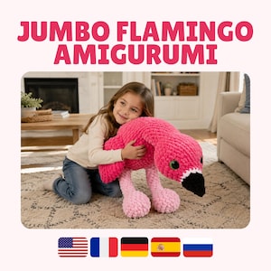 Peut inclure: Un grand amigurumi flamant rose crocheté avec un bec noir et des yeux verts. Le texte JUMBO FLAMINGO AMIGURUMI est affiché au-dessus de l'image, et cinq drapeaux nationaux sont présentés en ligne au bas de l'image.