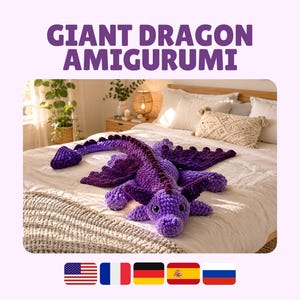 Op de afbeelding: Een gigantische draak amigurumi knuffel gemaakt van zacht, getextureerd paars garen. Het wezen heeft een lange staart, grote vleugels en donkerpaarse stekels langs de rug. Het heeft twee zwarte ogen en ligt op een witte sprei.