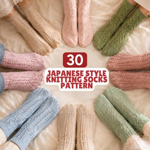 Op de afbeelding: Een verzameling gebreide sokken in Japanse stijl in verschillende kleuren, waaronder roze, groen, blauw en beige. De sokken hebben ingewikkelde patronen en worden gepresenteerd op een zacht, lichtgekleurd oppervlak. De tekst "30 Japanese Style Knitting Socks Pattern" is inbegrepen.