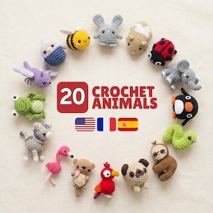 Puede incluir: Una colección de 20 pequeños animales de ganchillo hechos a mano dispuestos en círculo. Las figuras incluyen una abeja, ratón, hámster, mariquita, elefante, pingüino, serpiente, perezoso, pug, loro, nutria, flamenco, gato y una rana.