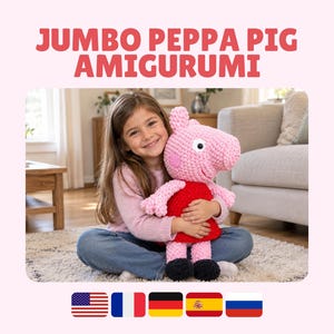 Pode incluir: Um grande brinquedo amigurumi de crochê da Peppa Pig em rosa, com um vestido vermelho brilhante e pés pretos. O personagem tem um focinho arredondado, dois olhos e orelhas cor-de-rosa. O texto JUMBO PEPPA PIG AMIGURUMI aparece em letras cor-de-rosa.