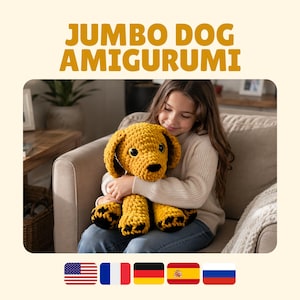Puede incluir: Un amigurumi de perro gigante hecho de hilo grueso color amarillo mostaza con detalles negros en las patas y una nariz negra. El peluche tiene ojos grandes y oscuros y orejas caídas. El texto JUMBO DOG AMIGURUMI aparece sobre el perro.