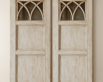 Puerta con ventana arqueada gótica encalada: panel de madera rústico hecho a mano