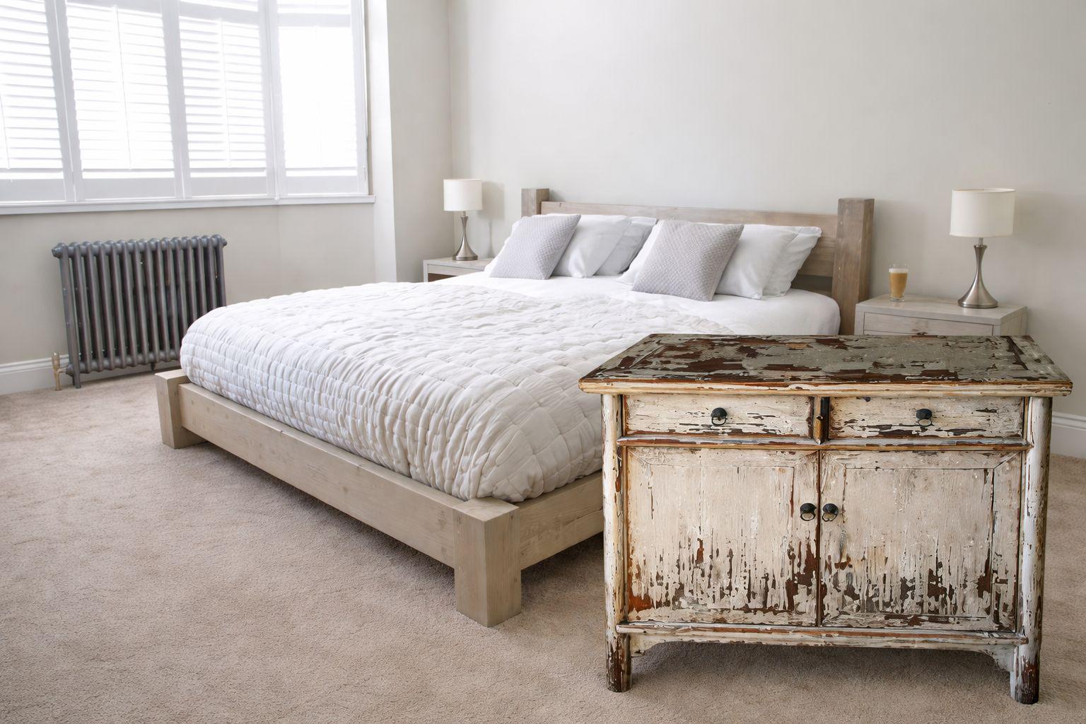 素朴な白塗りの木製ドレッサー – アンティーク調のファームハウス風