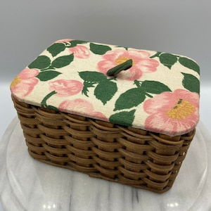 Cute Vintage Sewing Basket I Woven Basket with Fabric Lid