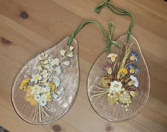 Teardrop-Shaped Glass Suncatcher with Dried Flowers / SOLD SEPERATELY