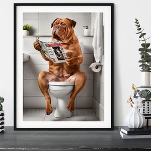 Dogue de Bordeaux aux toilettes, drôle de mastiff français lisant le journal - Art mural de salle de bain