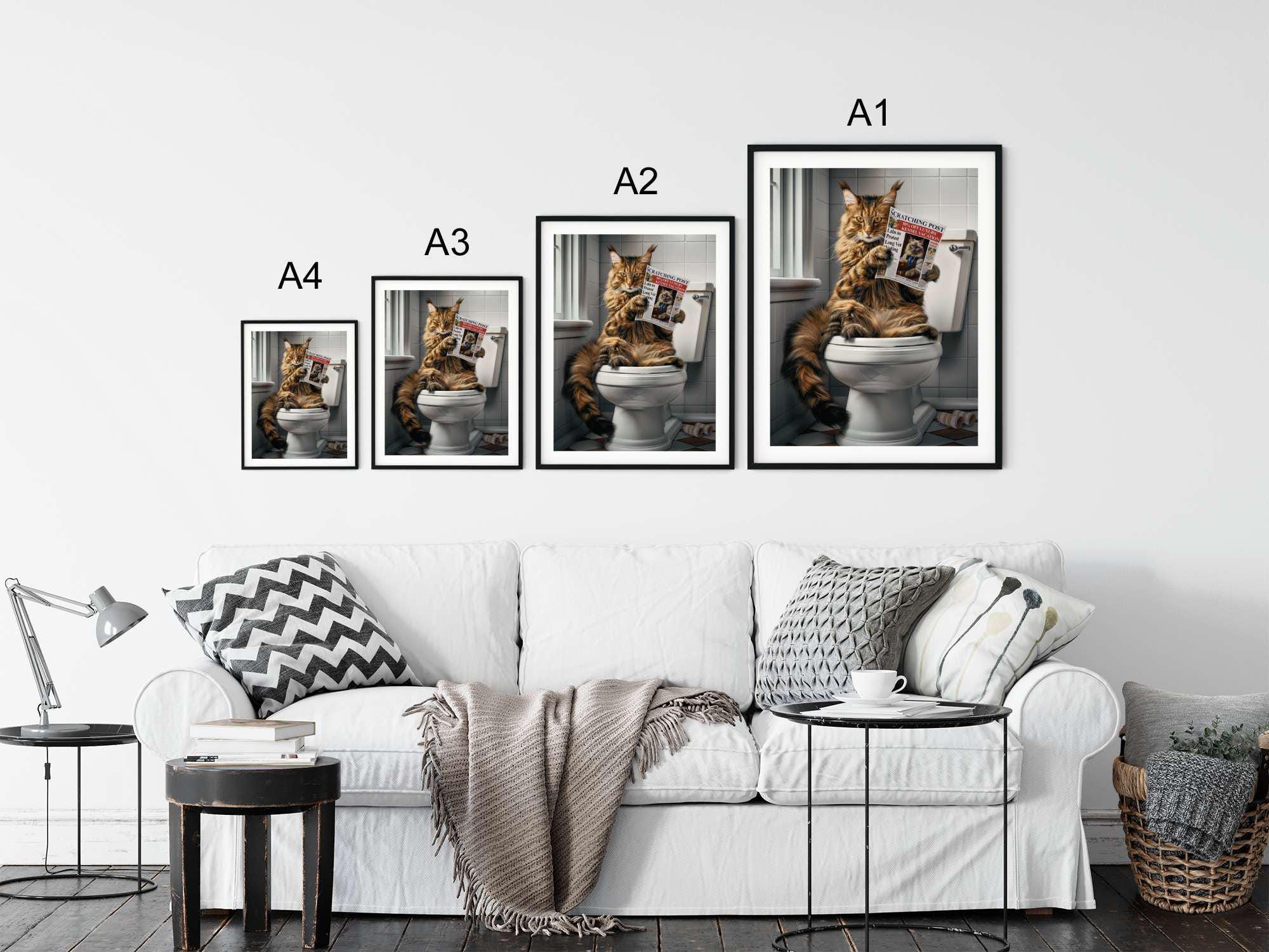 Tableau Toile Chat Maine Coon Sur Toilettes – Déco Murale Humoristique – 60x90 Cm – Prêt à Accrocher