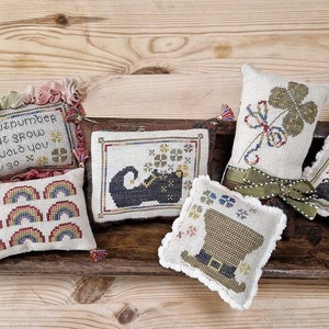 Puede incluir: Seis fundas de cojín bordadas con un tema del Día de San Patricio. Los cojines presentan tréboles, arcoíris, un sombrero de duende, una olla de oro y una cita sobre las bendiciones que superan los tréboles.