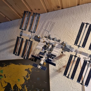 Wall mount for: Lego ISS (International Space Station #21321)