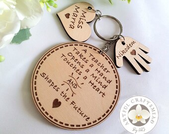 Gepersonaliseerde houten sleutelhanger, houten hand, houten hart, dank u gift, cadeau idee,