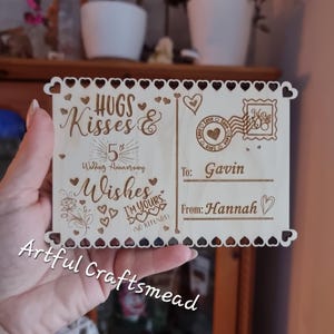 Carte postale personnalisée en contreplaqué découpé au laser avec découpes de coeurs et aimant, cadeau pour le couple, cadeau d'anniversaire en bois