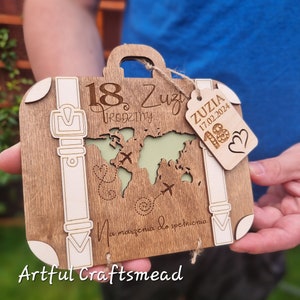 Célébrez les anniversaires avec notre tirelire en bois personnalisée. Nous vous présentons notre unique tirelire en bois personnalisée.
