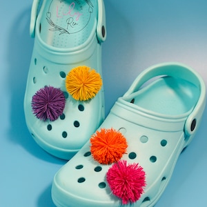 Charms de Crocs con pompones. Charms de silicona con pompones para pulseras.