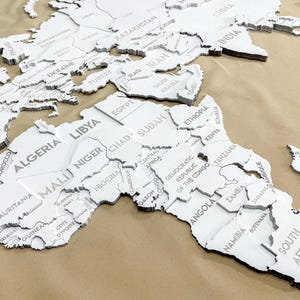 Carte du monde murale en bois blanc – Carte de voyage minimaliste 3D avec punaises, décoration moderne en bois faite main pour salon ou bureau