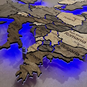 Mappa da parete in legno dell'Europa con retroilluminazione a LED, mappa tagliata al laser con paese, regalo di viaggio unico, elegante decorazione da parete per coppie, decorazioni per ufficio