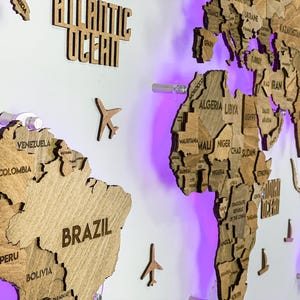 Drewniana mapa świata z diodami LED – prezent podróżny dla niego lub dla niej | Sztuka ścienna 3D do salonu lub biura | Ręcznie robiona dekoracja mapy | Duży element ścienny