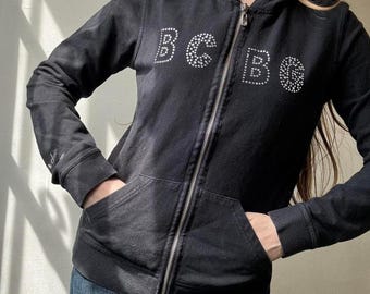 Moletom com capuz e zíper BCBG Maxazria Y2K com logo em strass preto, tamanho pequeno, estilo diva feminina dos anos 2000, básico, esportivo, casual, para outono e inverno.