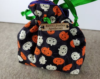 Bolsa pequeña de dados de algodón con cordón - Negro con linternas Jack-o'-lanterns naranjas y blancas