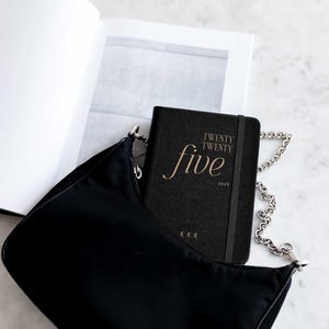 Taschenkalender 2025 | A6 Jahresplaner, Schwarz/Gold | Pocket Size Kalender 2025 | Wochenkalender  | personalisierbar mit Geschenkverpackung
