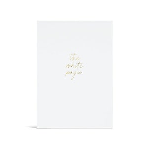 Könnte beinhalten: Eine weiße Karte mit den Worten "the white pages" in goldener Schrift.