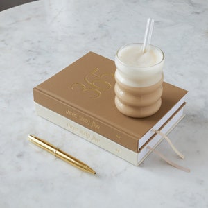 Notizbuch | Tagebuch |  365 Tage, A5 | linierte & nummerierte Seiten | Coffee mit Goldprägung, veganes Kunstleder | Kalender