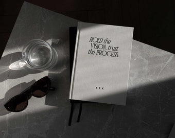 Notizbuch 'Hold the Vision' A5 – Leineneinband Off-White, 160 punktierte Seiten, motivierende Botschaft, hochwertige Geschenkverpackung