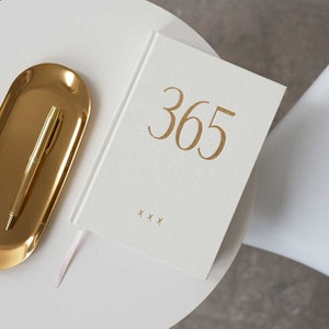Veganes Notizbuch A5 – 365 nummerierte Seiten, Cream/Gold, personalisierbar, hochwertiges Geschenk im Samtsäckchen, by Real Passionates