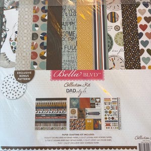 Puede incluir: Un kit de colección Bella Blvd "DADstyle" para manualidades en papel. El kit incluye papeles estampados, papeles de borde, papeles de detalles diarios, una hoja de pegatinas y un patrón extra. Los papeles presentan varios diseños, incluyendo relojes, corazones y diseños geométricos. El kit mide 30,5 x 30,5 cm.