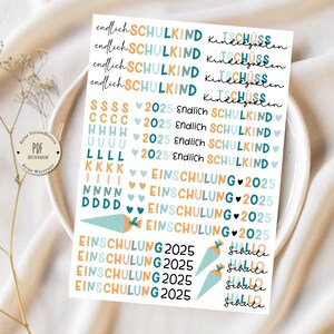 Puede incluir: Una hoja de pegatinas coloridas con las palabras "endlich Schulkind" y "EINSCHULUNG 2025" repetidas varias veces. Las pegatinas están decoradas con corazones, conos escolares y las palabras "Hallo Schule".