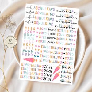 Puede incluir: Una hoja de pegatinas coloridas con el texto "Endlich Schulkind" y "Einschuling 2025" en alemán. Las pegatinas presentan corazones, conos escolares y las palabras "Hallo Schule".