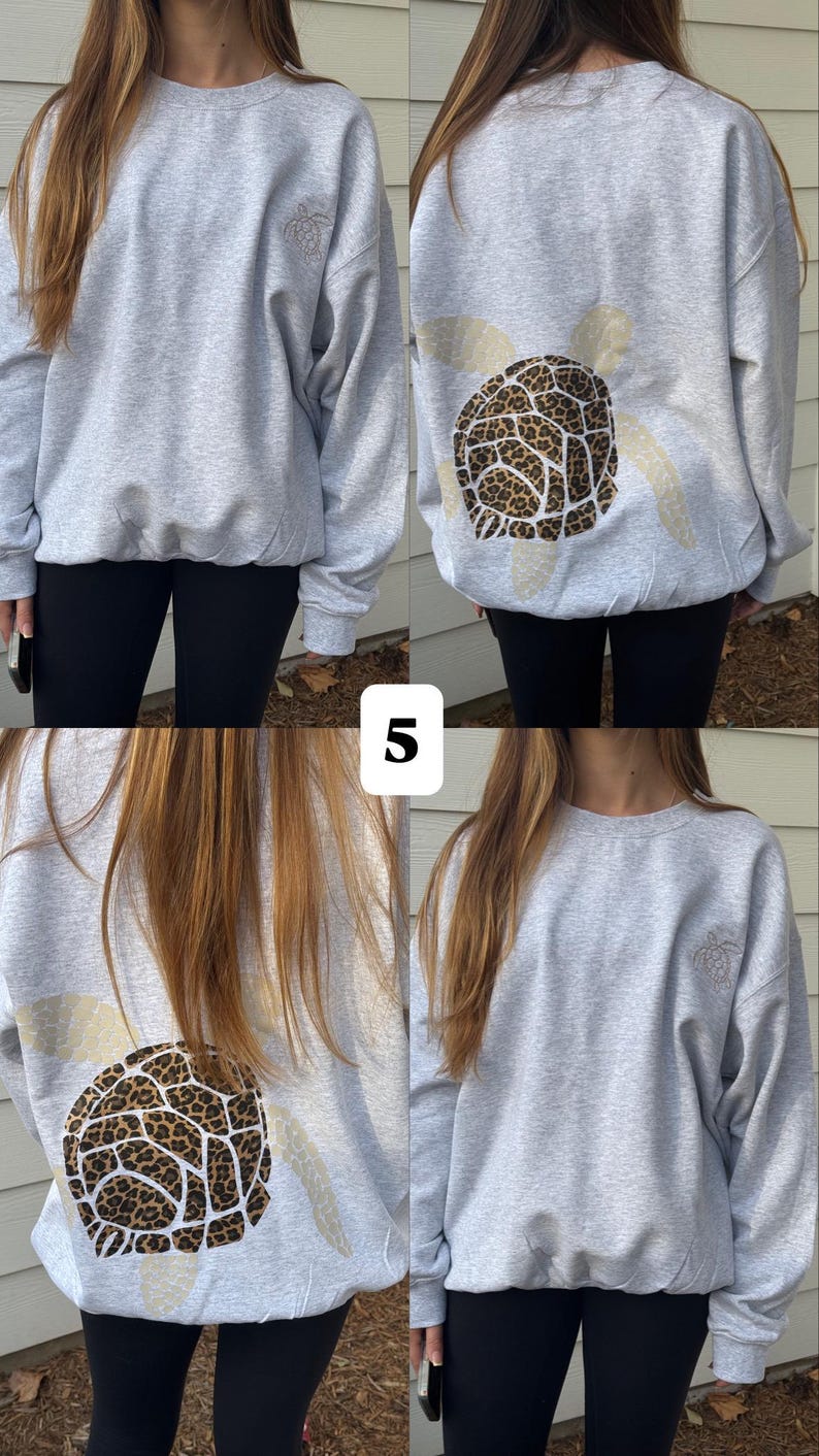 Puede incluir: Una sudadera gris claro con un dise&ntilde;o de tortuga. El caparaz&oacute;n de la tortuga tiene un estampado de leopardo marr&oacute;n y beige. La sudadera tiene un peque&ntilde;o dise&ntilde;o de tortuga en la parte delantera. La modelo lleva leggings negros.