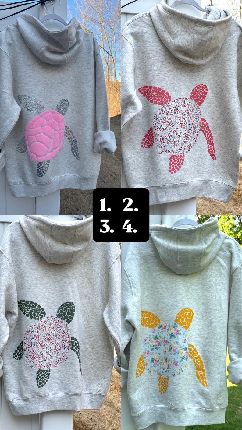 Puede incluir: Cuatro sudaderas con capucha grises con dise&ntilde;os de tortugas. Las tortugas tienen diferentes patrones y colores, incluyendo rosa, rojo, verde y amarillo. Las sudaderas se muestran sobre una superficie blanca.
