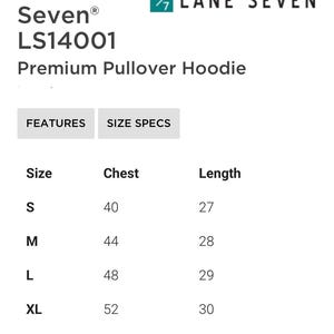 Puede incluir: Imagen con el texto "Lane Seven LS14001 Premium Pullover Hoodie". Se enumeran las especificaciones de tallas, con medidas de pecho en pulgadas y longitudes en pulgadas para las tallas S, M, L, XL y 2X. Las tallas de pecho var&iacute;an de 101.6 cm a 142.2 cm.