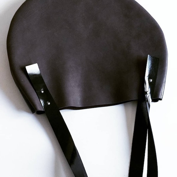 Sac rond rock et minimaliste forme macaron en véritable cuir chocolat et cuir verni noir, pièce unique de créateur cousue à la main, MAKA