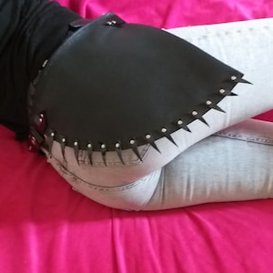 Fine pochette rock en cuir noir cloutée avec piques façon sac banane pour festival ou cosplay, pièce unique de créateur cousue main, EPIK