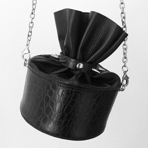 Mini sac rond gothique en véritable cuir noir avec chaîne, accessoire de festival ou cosplay, pièce unique de créateur cousue main, SO DARK