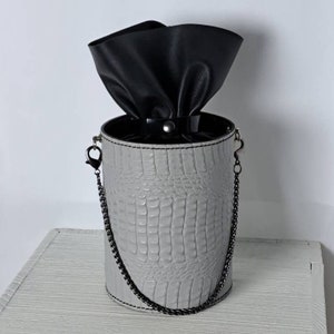 Mini sac rock en cuir, sac seau au look bonbon en cuir gris imitation croco, micro sac cuir, pièce unique de créateur cousue main, SO CANDY