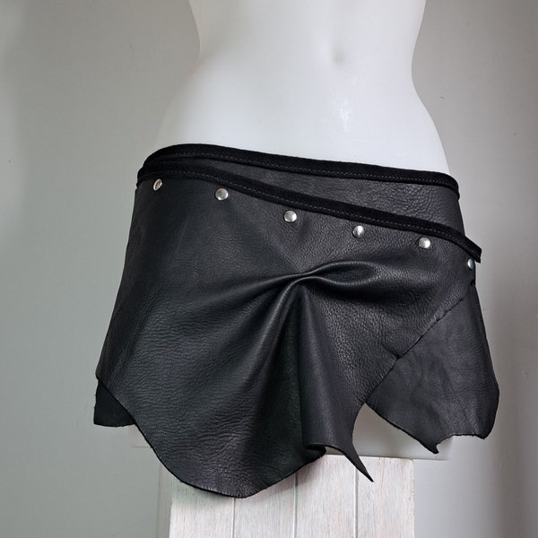 Large ceinture en véritable cuir noir forme micro jupe portefeuille plissée, pièce unique de créateur cousue à la main en France