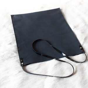 Sac shopping style tote bag minimaliste et rock en véritable cuir bleu, pièce unique cousue  à  la  main