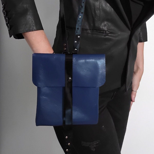 Petit sac pochette rock et graphique en véritable cuir bleu clouté avec bandoulière, pièce unique de créateur cousue à la main, LYSITHEA