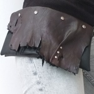 Pochette souple post-apocalyptique en cuir clouté avec chaîne, accessoire de festival ou cosplay, pièce unique de créateur cousue à la main
