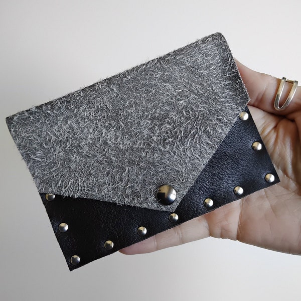 Porte-cartes clouté rock, mini pochette minimaliste en véritable cuir gris doux et cuir noir, pièce unique de créateur, fait main en France