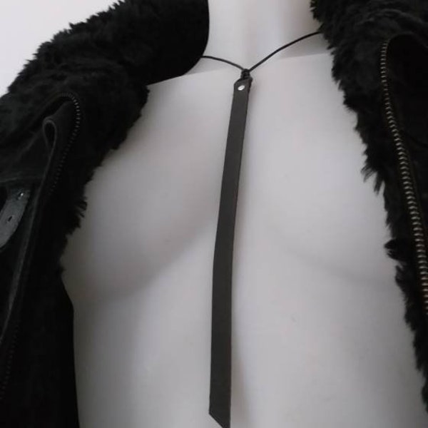 Long collier fin, style sexy rock pour décolleté plongeant en véritable cuir noir , fait main, pièce unique de créateur