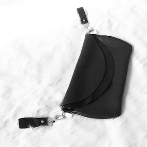 Pochette rock style sac banane en véritable cuir grainé noir souple, accessoire festival ou cosplay,  pièce unique de créateur cousue main