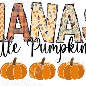 Könnte beinhalten: Ein weißer Hintergrund mit den Worten "Nanas Little Pumpkins" in schwarzem Text. Das Wort "Nanas" ist in großen, bunten Buchstaben mit Patchwork-Design. Drei orangefarbene Kürbisse befinden sich unter dem Text.