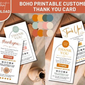 Puede incluir: Dos tarjetas de agradecimiento imprimibles con una estética boho. Las tarjetas presentan un esquema de color melocotón y dorado con un diseño de corazón y flecha. El texto en las tarjetas dice "Gracias" e incluye un código de descuento, iconos de redes sociales y un lugar para un logotipo de empresa.
