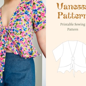 Peut inclure: Un patron de couture imprimable pour un haut à nouer appelé "Vanessa Pattern". Le patron est présenté sur un mannequin portant un haut floral rose et bleu avec un nœud à l'avant.