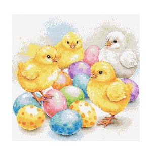 Puede incluir: Una ilustración en acuarela de pollitos y huevos de Pascua. Varios pollitos amarillos y esponjosos están rodeados de coloridos huevos de Pascua en tonos de azul, rosa, morado y verde. Los huevos tienen varios patrones, incluyendo lunares.